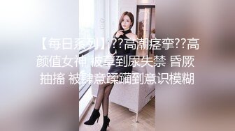 酒店女厕全景偷拍一袭长裙美女伴娘的肥美大鲍鱼