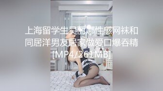 极品艺校舞蹈系女神✿土豪榜一大哥视角，表面一本正经的直播，看不到的视角下翘起小翘臀让大哥操小骚逼